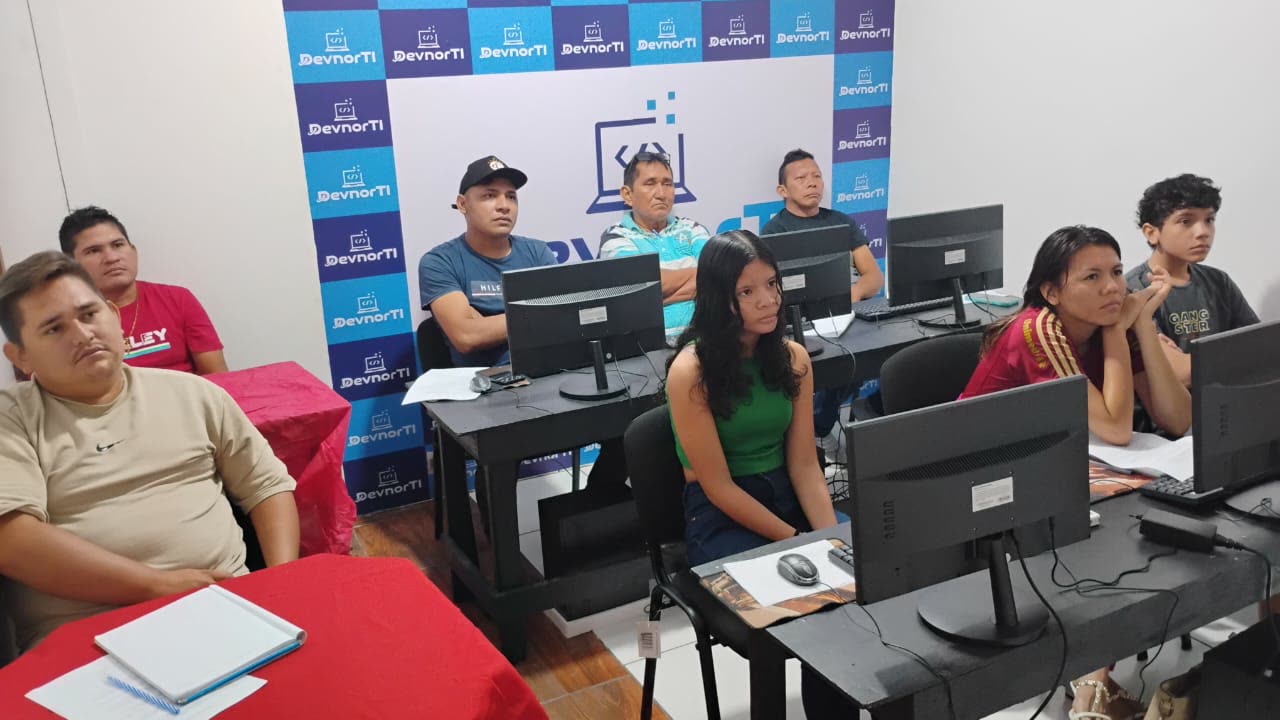 Turma de alunos no laboratório da DevnorTI